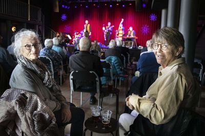 82-årige Anne Jensen (t.v.) og 77-årige Jytte Engedal, begge fra Ikast, har været trofaste gæster ved frokostjazz i Bakkehuset gennem de seneste seks år. Foto: Tom Laursen