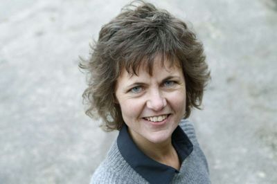 Birthe Møberg er diakonipræst i Ikast. Hun holder blandt andet samtaler med unge og voksne, arrangerer sorggrupper for børn og laver netværksaktiviteter for børnefamilier. Foto: Henrik Ole Jensen