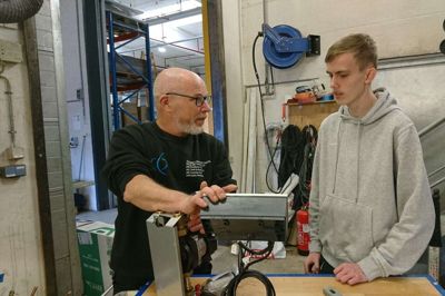 Lasse Larsen (t.h.) fik en positiv oplevelse af et praktikophold hos ABC Pavilloner. Foto: PR-Foto
