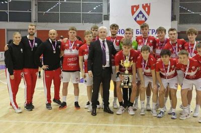 De 14 håndbolddrenge fra ISI - Idrætsefterskole ses her, efter de havde modtaget sølvmedaljerne i VM for skolehåndbold, som denne gang blev holdt i Serbien. Foto: Privatfoto