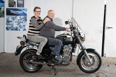 Flere hundrede tusinde kilometer har diamantbrudeparret Tove og Erik Jensen tilbagelagt sammen på motorcykler. Både hver for sig og de seneste år sammen på denne Triumph Thunderbird nostalgi 900 fra 1996. Oprindeligt var det Toves motorcykel, som Erik ofte tager en solotur på. Inden årets udgang runder han 11.000 kilometer. Foto: Tom Laursen