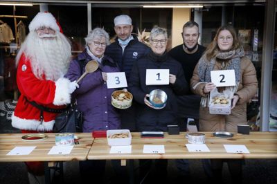 Julemanden og julemor var sammen med de to bagere Thomas Antonsen og Jes Aaby Jensen med til at kåre vinderne i julekagebagekonkurrencen i Strøgcentret lørdag eftermiddag. 1. Tove Larsen, 2. Sara Hauge Furbo, 3. Lene Jensen. Foto: Henrik Ole Jensen.