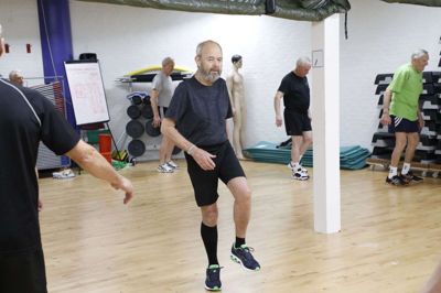Alf Jessen - gymnastikleder og -instruktør er tidligere kåret som årets ildsjæl. Nu indbyder han til en ny sæson for modne mænd i Ikast-området. Foto: Henrik Ole Jensen