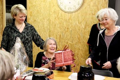 LOF-skoleleder Charlotte Larsen, (t.v.) og kursist Sus Philipsen (t.h.) havde begge indkøbt gaver til den mangeårige yogalærer Bente Kjeldsen, der med sæsonafslutningen har besluttet at lade sig pensionere efter 40 år som instruktør. Foto: Laila Kempel