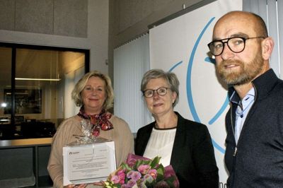 ABC Pavillioner modtog CSR-prisen for et projekt i Sri Lanka. På billedet ses fra venstre Linda Svartzengren, der er landsformand for Terre des Hommes Danmark, Lene Facius, bogholder, og Kjeld S. Facius, administrerende direktør. Foto: Privatfoto