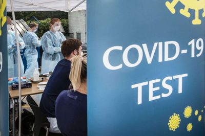 Brancheorganisationen Dansk Industri ser det private som en løsning på haltende coronatestkapacitet. På den måde kan virksomheder og deres medarbejdere få hurtigere svar på coronatest. (Arkivfoto) Helle Arensbak/Ritzau Scanpix