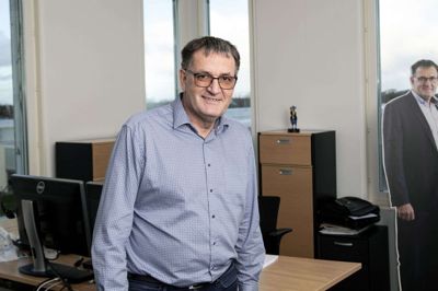 Til januar har Palle Høj arbejdet ved Sagro i 28 år. Virksomheden rådgiver godt 4500 fuldtidslandmænd. Han er gift med Lis Høj, som underviser på Handelsgymnasiet Ikast-Brande. Parret er forældre til Peter på 27 år og Susan på 30. Foto: Jørn Deleuran