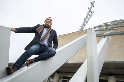 Fonnesbæk Kirke har netop fejret sit 25 års jubilæum og er kendetegnet ved det to stiger, der indgår i arkitekturen. Der er dels Himmelstigen, som Jesus benytter til at komme ned på jorden, men også Jakobsstigen, som almindelige dødelige benytter til at komme nærmere Gud. Her ses den nye sognepræst Peter Krabbe-Larsen på sidstnævnte stige. Foto: Jørn Deleuran