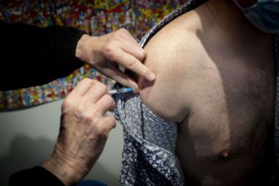 På vaccinationscentret på Helsinkivej har der de seneste dage været masser af ledige tider og mangel på skuldre at stikke i. Men nu skal der igen bestilles tid, for alle over 18 år nu kan få stik nummer tre. Foto: Jakob Stigsen Andersen