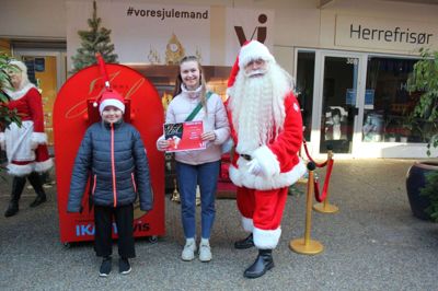 Fra venstre er det julemandens hjælper Isabella, der udtrak søndagens vindere. I midten er det Lilia, der vandt et gavekort til Matas. Foto: Privatfoto