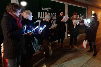 Gudstjenestekoret fra Engesvang sang julesalmer flere steder i byen efter engelsk forbillede med christmas carols. Foto: Privatfoto