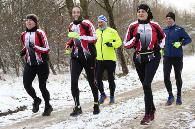 Det traditionelle julemotionsløb med Gludsted Gymnastik og Idrætsforening fandt sted mandag eftermiddag. Blandt de aktive deltagere var tre kvinder fra Brande Motion, som anvendte løbet i Gludsted som opvarmning til et snarligt halvmaratonløb. Fra venstre ses Berit Emborg, Karin Høgh og Dorit Stoltenborg. Foto: Jørn Deleuran