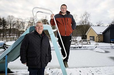 Friluftsbadet i Engesvang får fra årsskiftet ny formand, da den nuværende formand Mikael Würtz (t.v.) træder tilbage for at bruge kræfterne på byrådsarbejde. Ny formand bliver 28-årige Jakob Østergaard. Foto: Jørn Deleuran