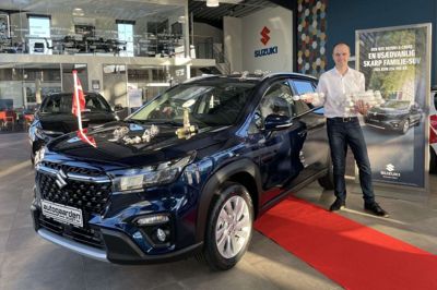Tommy Nygaard, Autogaarden Ikast står klar med nytårsgave til kunderne samt snigpremiere på den nye Suzuki S-Cross fra 8. Januar. Foto: PR-foto