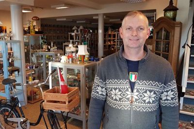 I oktober 2019 åbnede Allan Scheufens forretningen Samlerhuset på Strøget 65 i Ikast. Men de følgende år med skiftende coronanedlukninger har gjort hverdagen så besværlig og presset økonomien så hårdt, at han nu har valgt at sige stop. Samlerhuset er permanent lukket. Foto: Thomas Vang Nielsen