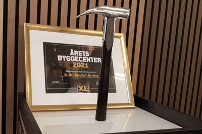 Hos XL-Byg Brejnholt Bording står dette diplom og en medfølgende forsølvet hammer som et synligt bevis på, at forretningen på Østervang i Bording har vundet prisen som Årets XL-Byg Byggecenter. Foto: Thomas Vang Nielsen