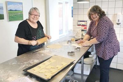 Bag menuen til fællesspisningen 1. februar står menighedsrådsmedlemmerne Lene Mousten og Vibeke Steen, der her ses i forbindelse med en tidligere kage-bagning i Engesvang Sognehus. Foto: Hans Jørgen Hansen