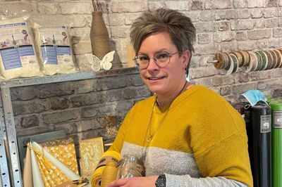 Susanne Gadeberg fra Farvehuset hjælper gerne familierne med at finde den rigtige farve og form.