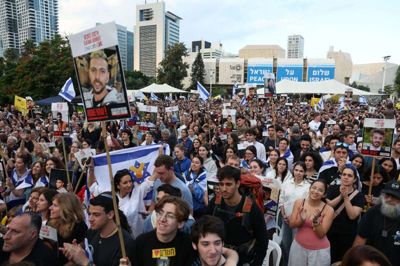 Israelere har samlet sig på gidselpladsen i Tel Aviv for at følge frigivelsen af israelske gidsler på storskærme.