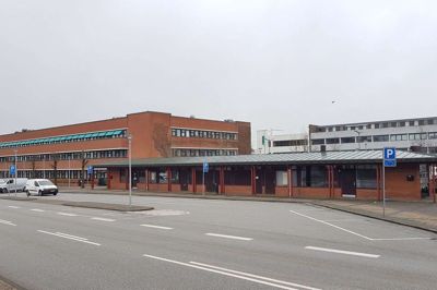 Der er ikke meget efterspørgsel på at bruge korttidsparkeringen foran den aflange bygning på Rådhusstrædet 4 i Ikast. Billedet er taget en tirsdag eftermiddag, hvor kun en enkelt af de 15 offentlige parkeringsbåse var i brug. Derfor har politikerne i Udviklings- og Erhvervsudvalget heller ikke haft de store problemer med at sige ja til en ansøgning om at nedlægge syv af p-båsene og flytte lidt rundt på de resterende otte for at give plads til en drive-in. Lidt længere henne ved rådhuset findes yderligere otte parkeringsbåse, som er reserveret til kommunens tjenestebiler og til politiet; disse otte pladser berøres ikke af planerne om drive-in.