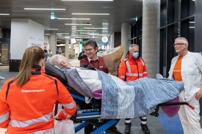 Leo Lundager fra Sunds er den officielt allerførste indlagte på Regionshospitalet Gødstrup, og han fik ved ankomsten søndag morgen overrakt en buket af sygeplejefaglig direktør Ida Götke. Foto: Søren Braad Andersen/Free