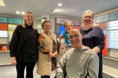 Medarbejderne hos Profil Optik i Ikast havde en travl dag, hvor der blev fundet masser af nye og anderledes briller til kunderne. Stylist Kenneth Adelhardt udfordrede nemlig kunderne til nye og måske lidt vovede valg. Foto: Laila Kempel