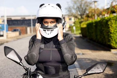 Priya Katrine Jakobsen fra Lind fik i en alder af 43 år endelig sit motorcykelkørekort, som hun har drømt om at tage, siden hun var teenager.