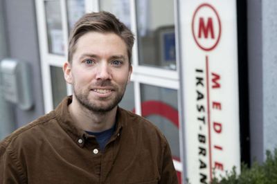 33-årige Michael Holmgaard Christiansen er i det kommende år journalist-vikar på Ikast-Brande- redaktionen og skriver til både Herning Folkeblad og Ikast Avis. Foto: Jørn Deleuran