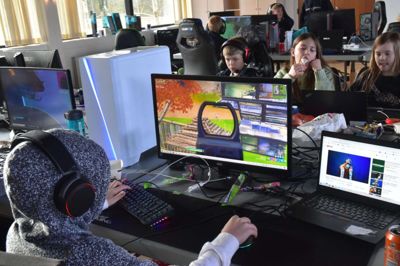 I over et døgn blev der spillet løs på computerskærmene, da der blev inviteret til LAN-party i Isenvad Forsamlingshus. Foto: Flemming Thulstrup