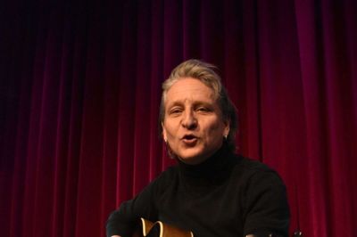 Henrik Volf og hans helt nye guitar er klar til soloshow i Bakkehuset 3. marts. Foto: PR-foto