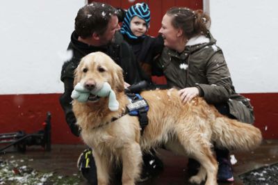 Familien Langberg, far Allan, mor Ditte og fem-årige Lau havde glædet sig meget til at kunne hente familiens nye medlem. Fem-årige Jason, der var den sidste af de i alt 17 golden retrievere, der var blevet indbragt på dyreinternatet Mosegaarden i Brande. Foto: Malene Tswai