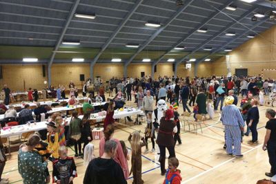 Der var yderst velbesøgt, da Bording Gymnastikforening arrangerede tøndeslagning i Bording Hallen søndag eftermiddag. Foto: Privatfoto