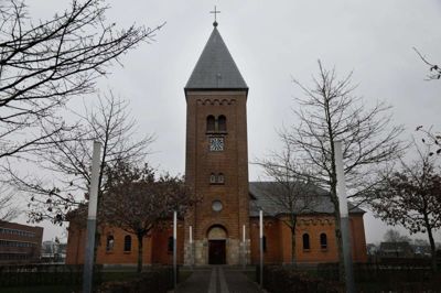 Ikast Kirke danner fredag eftermiddag ramme om en freds-andagt på baggrund af de voldsomme og urovækkende begivenheder, der lige nu finder sted i Ukraine. Foto: Henrik Ole Jensen