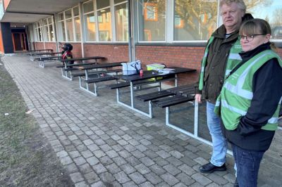 Organisationen Missing People er ved at samle folk til eftersøgningen. Her er det Gitte Storgaard og Henrik Jensen fra henholdvis Lemvig og Mors, der er ved Østre Skole i Ikast. Foto: Privatfoto