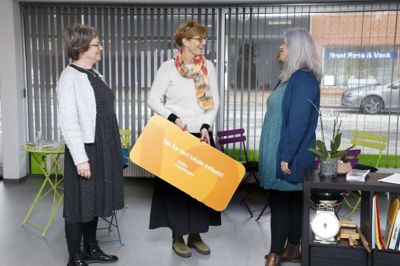Vibeke Grønskov, der er leder for Frivilligcenter Ikast-Brande, tog med kyshånd mod pengegaven på 49.000 kroner, som Lena Hellstrøm (i midten) afleverede på vegne af Velliv. Det er Mette Mikkelsen, der som projektleder skal løbe caféen i gang. Foto: Henrik Ole Jensen