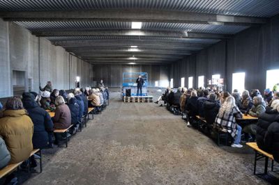 Sådan ser den ene halvdel af den nye, 11.500 kvadratmeter store nybyg hos DK Company ud. Med mikrofonen i midten er det koncerndirektør Jens Poulsen. Foto: Tom Laursen