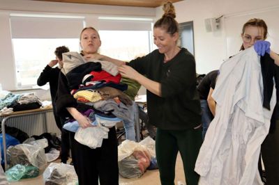 Trine Turner i midten sammen med sine to elever Maja-Sif Sejr Nielsen (t.v.) og Thora Aagaard Lindenstrøm i fuld gang med at sortere de mange sække med nødhjælp til Ukraine. Foto: Laila Kempel