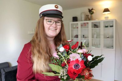 Josefine Ninn Poulsens studenterhue er rød - og grå. Det skyldes, at hun har taget en eux-uddannelse. Hun er nu både student og faglært social- og sundhedsassistent. - Det er smart med et godt udgangspunkt, hvis man vil læse videre. Muligheden er der, siger hun. Foto: Michael Holmgaard Christiansen