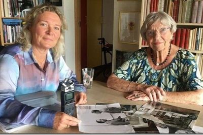 Bitten Damgaard og Anne Holst Moulvad præsenterer og fortæller om den nye bog »Et liv med børn, skjorter, bøffer og kunst«. Foto: Privatfoto