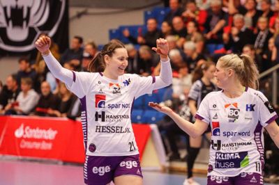 Ingvild Bakkerud (t.v.) gjorde comeback mod Team Esbjerg ved Final4-stævnet forrige weekend. Men den norske storskytte bliver stadig ført langsomt frem efter sin ankelskade. Foto: Kasper Glintborg/Tophåndbold.dk