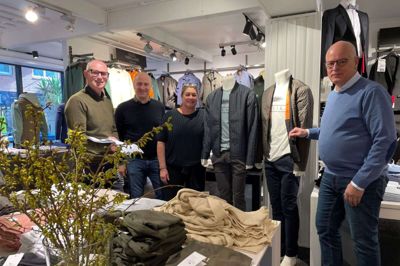 Peder Bonde (t.h.) er ny mand hos Mr. John i Ikast og ses her sammen med sine nye kolleger. Fra venstre indehaver John Hedegaard, Lars Kempel og Gitte Hedegaard. Foto: Laila Kempel