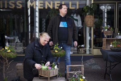 Jette og Brian Siggaard havde taget turen fra Bording til Strøgcentret for at sælge forår- og påskesager. Foto: Malene Tswai