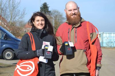 Indsamlere på gaden. Aleksandrina Mitseva og Frederik Kallesøe samlede ind i Engesvang. Foto: Hans Jørgen Hansen