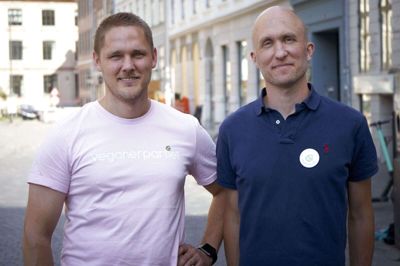 Sammen stiftede Henrik Vindfeldt (tv) og Michael Monberg (th) Veganerpartiet i 2018. Men efter uenigheder og interne konflikter blev Monberg væltet som leder i februar i år og har nu meldt sig ind i Alternativet. (Arkivfoto).