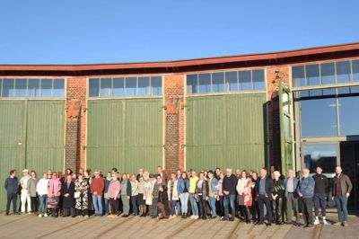 Et »familiebillede« fra Remisen Brande, hvor de 17 deltagende kunstnere fik mulighed for at mødes og præsentere deres værk for hinanden. Foto: Privatfoto