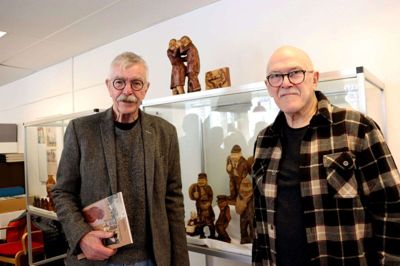Fætrene John Ovesen, København (t.v.) og Frank Ovesen, Irland har ikke set hinanden siden barndomsårene i Ikast. De mødtes på Ikast Lokalhistorisk Arkiv for at høre mere om deres far og onkel, Træ-Wolle. Foto: Laila Kempel