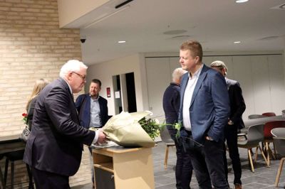 Hans Engel var onsdag aften gæstetaler ved generalforsamlingen i Vores Ikast. Han får her overrakt blomster af formanden for Vores Ikast, Viggo Mulvad efter halvanden times velforberedt taletid. Foto: Laila Kempel