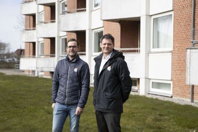 Boligselskabet Bomidtvest tager nu hul på den tredje og sidste etape i en omfattende helhedsplan for 368 lejligheder i det østlige Ikast. Den aktuelle etape omfatter fire blokke med i alt 138 boliger, og håndværkerne kaster sig over den første opgang i begyndelsen af juni. Her ses projektchef Jesper Danielsen (t.v.) og direktør Per Dyhr Jensen.Foto: Malene Tswai