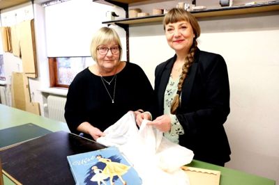 Søstrene Lone Ulsø Knudsen (t.v.) og Bodil Ulsø Larsen er vokset op og med deres fælles arbejdsplads. De er tredje generation i familievirksomheden, der stadig ligger, hvor den startede for 70 år siden; på en stille villavej i Ikast.Foto: Laila Kempel