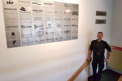 Allan Kristensen formand for Isenvad Forsamlinghus glæder sig over hædren, men også den økonomiske del, der følger med. Foto: Thomas Vang
